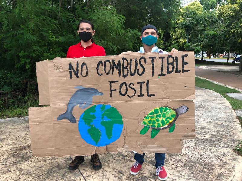 Marchan jóvenes por el clima en Cancún