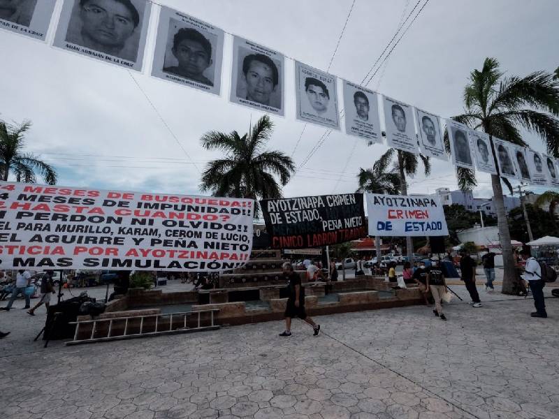 Manifestación en Cancún para recordar a los 43 estudiantes de Ayotzinapa