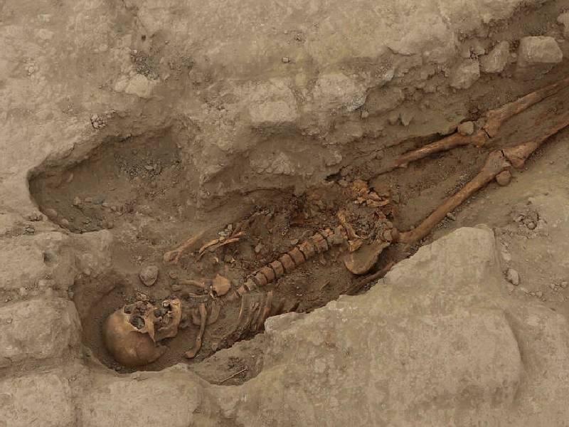 Descubren restos de 29 personas con más de mil años de antigüedad en Perú