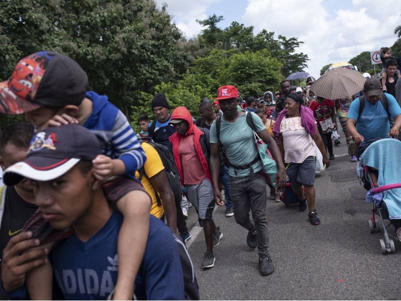 VIDEO: Caravana de 3 mil migrantes rompen cerco militar y avanzan a CDMX