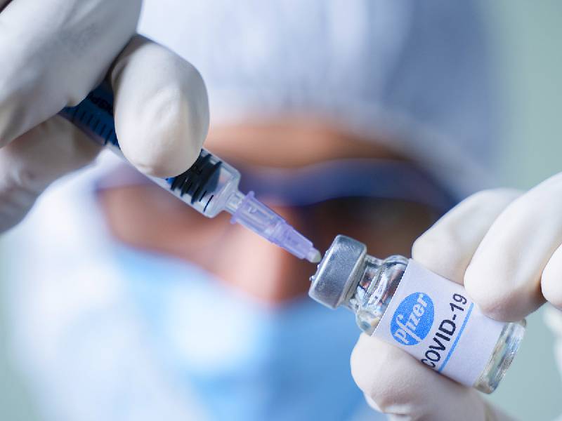 Vacuna de Pfizer es eficaz contra formas graves de covid-19