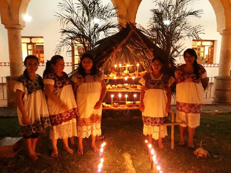 Comunidad maya prepara concurso de altares de muertos