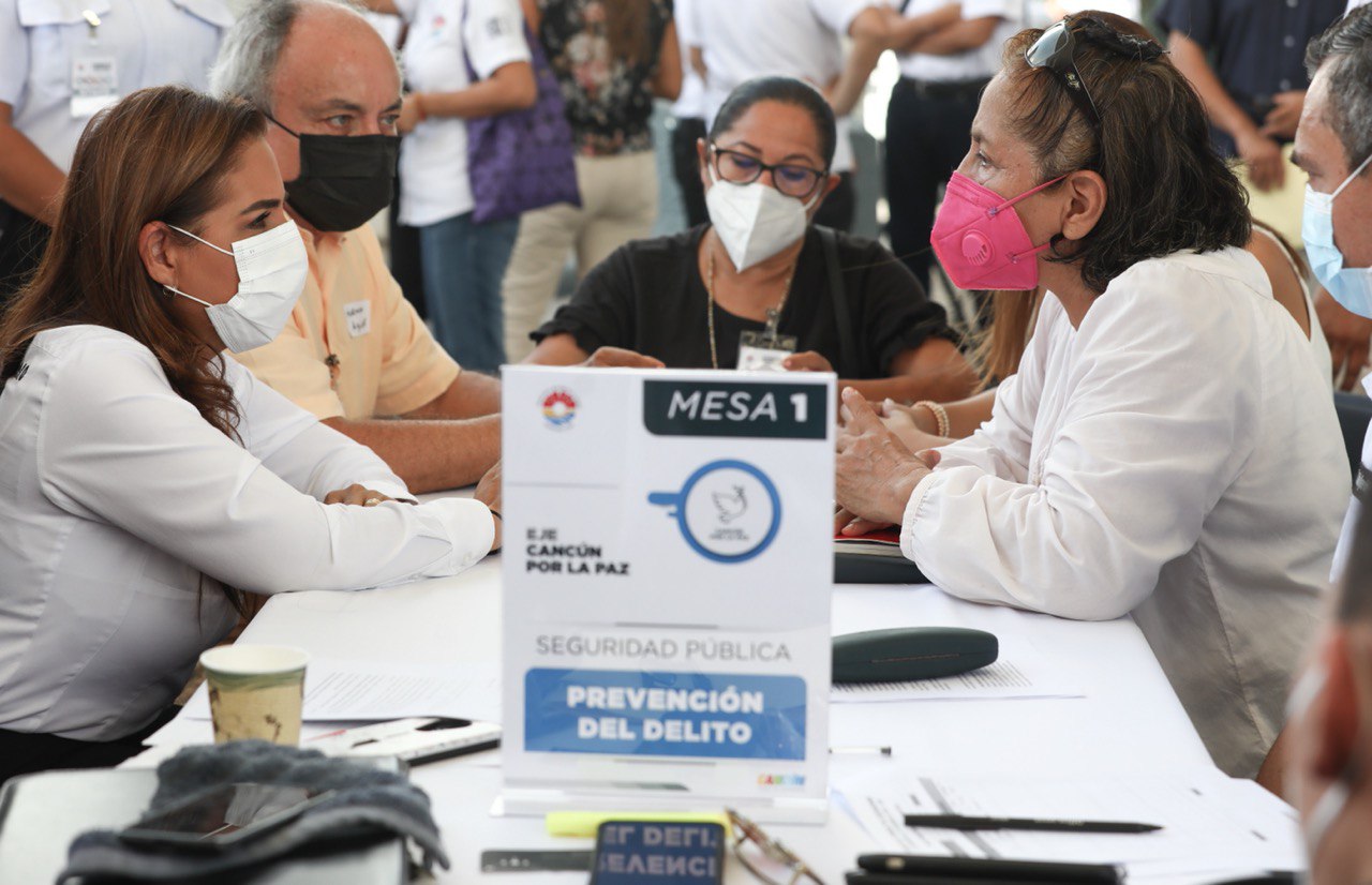 Ciudadanos participan en foro Cancún por la paz
