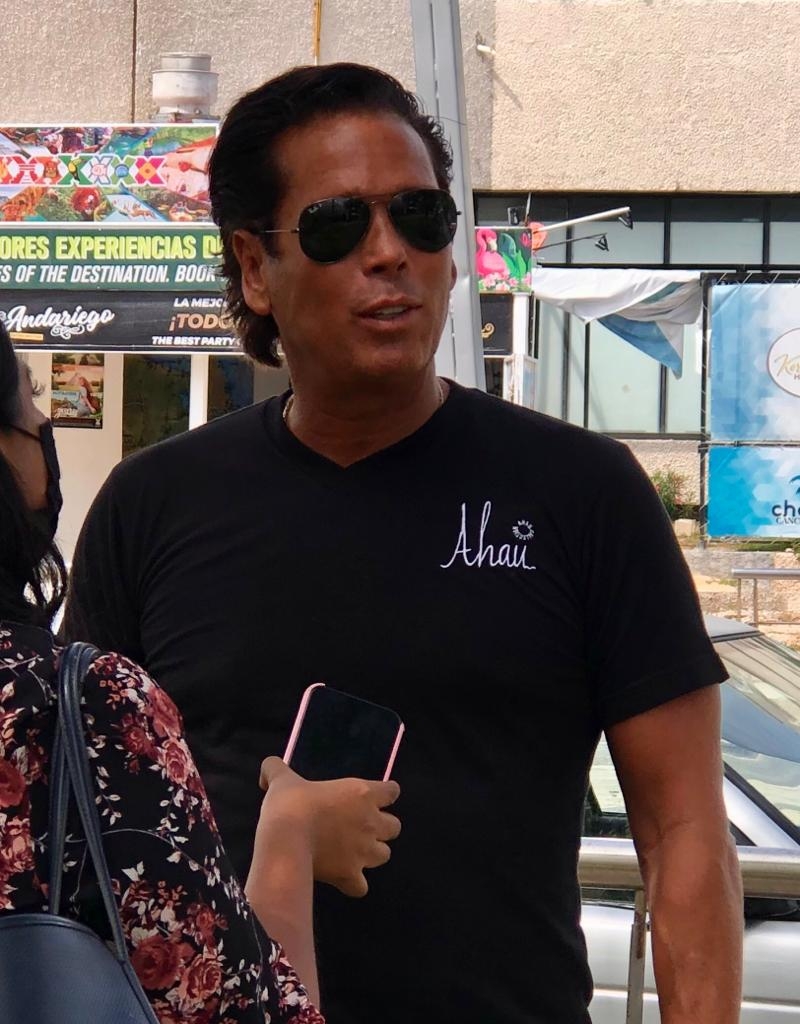 Roberto Palazuelos critica gestión de Mara Lezama como alcaldesa en Cancún.