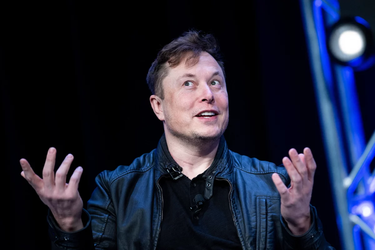 Elon Musk se enfrenta a Bernie Sanders, ofrece vender acciones de Tesla
