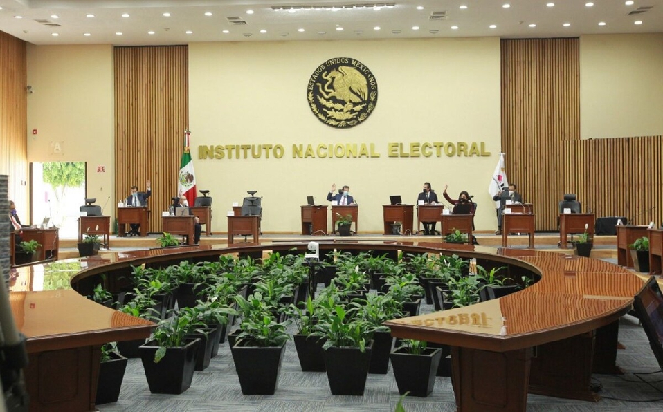 Morena intenta ‘reventar’ sesión del INE; declaran receso por falta de orden