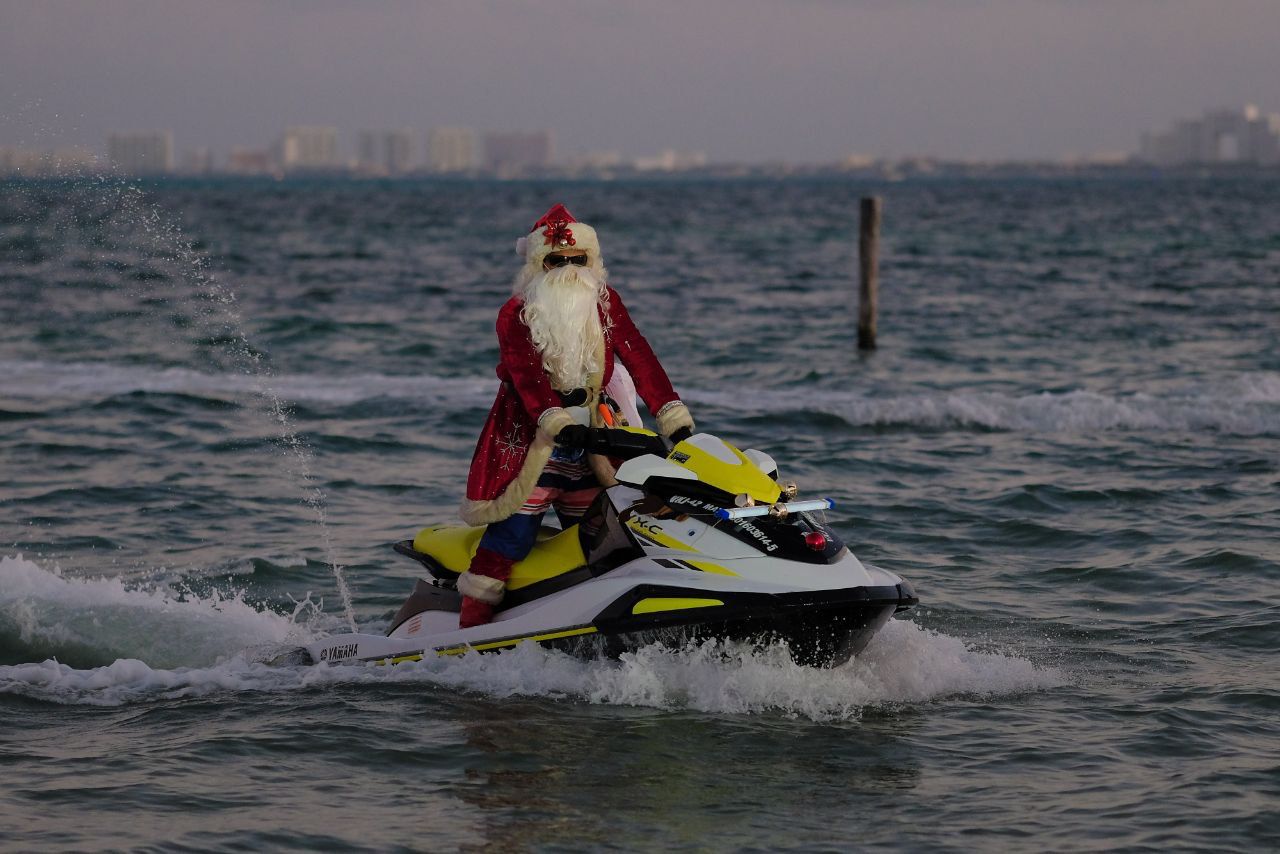 Santa Claus Llega del mar a Cancún