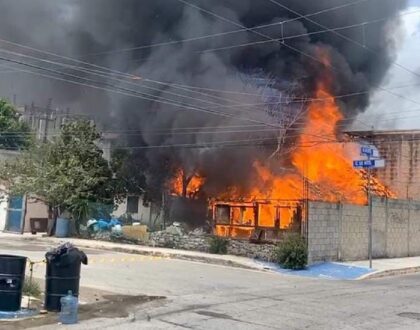 Incendio consume tres casas en Playa del Carmen
