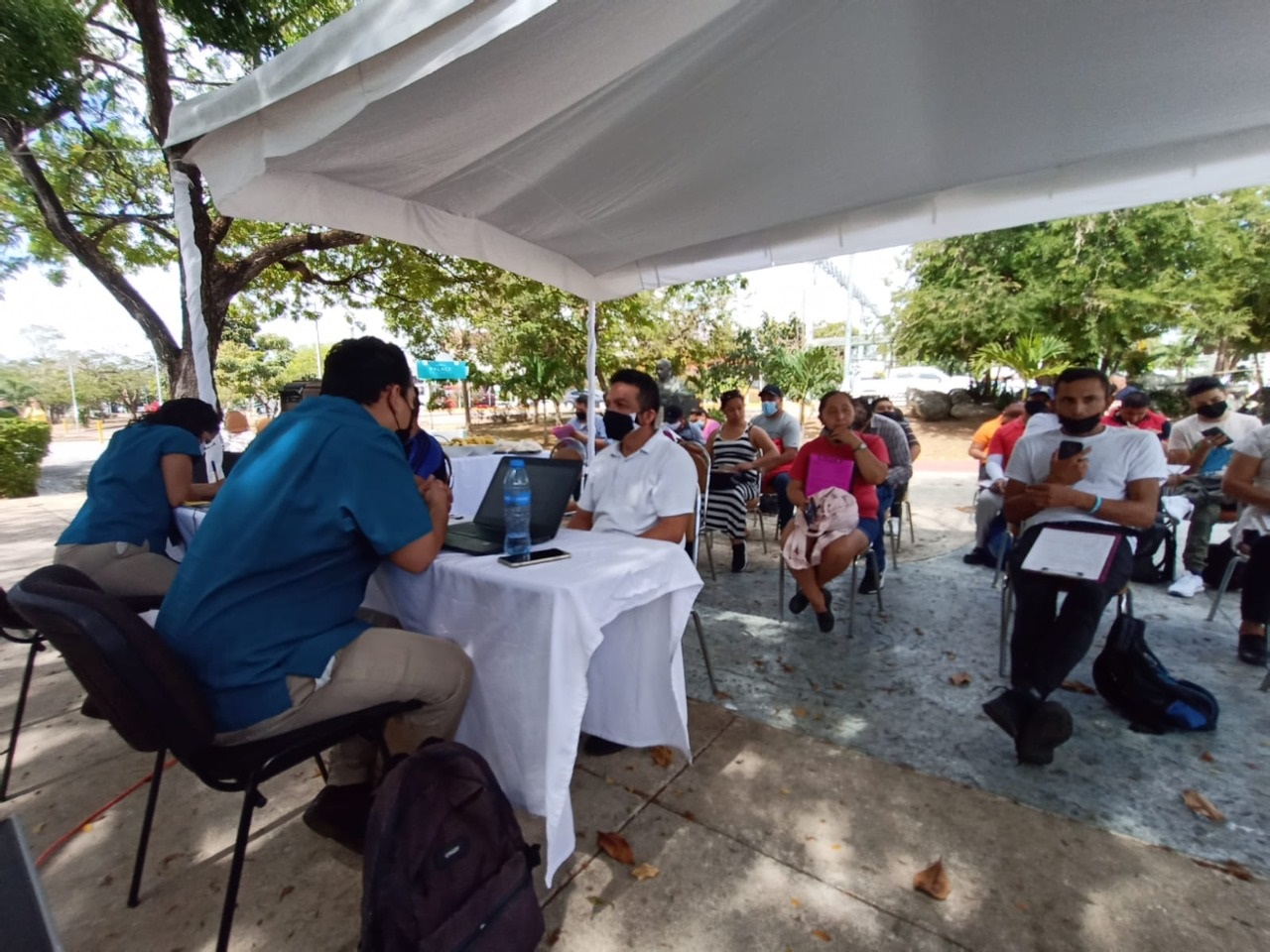 Ofrecen tres hoteles más de mil vacantes frente al Palacio Municipal de Cancún