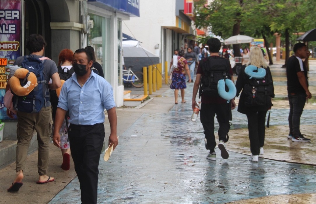 Lluvias no paralizan la actividad en la zona centro de Cancún