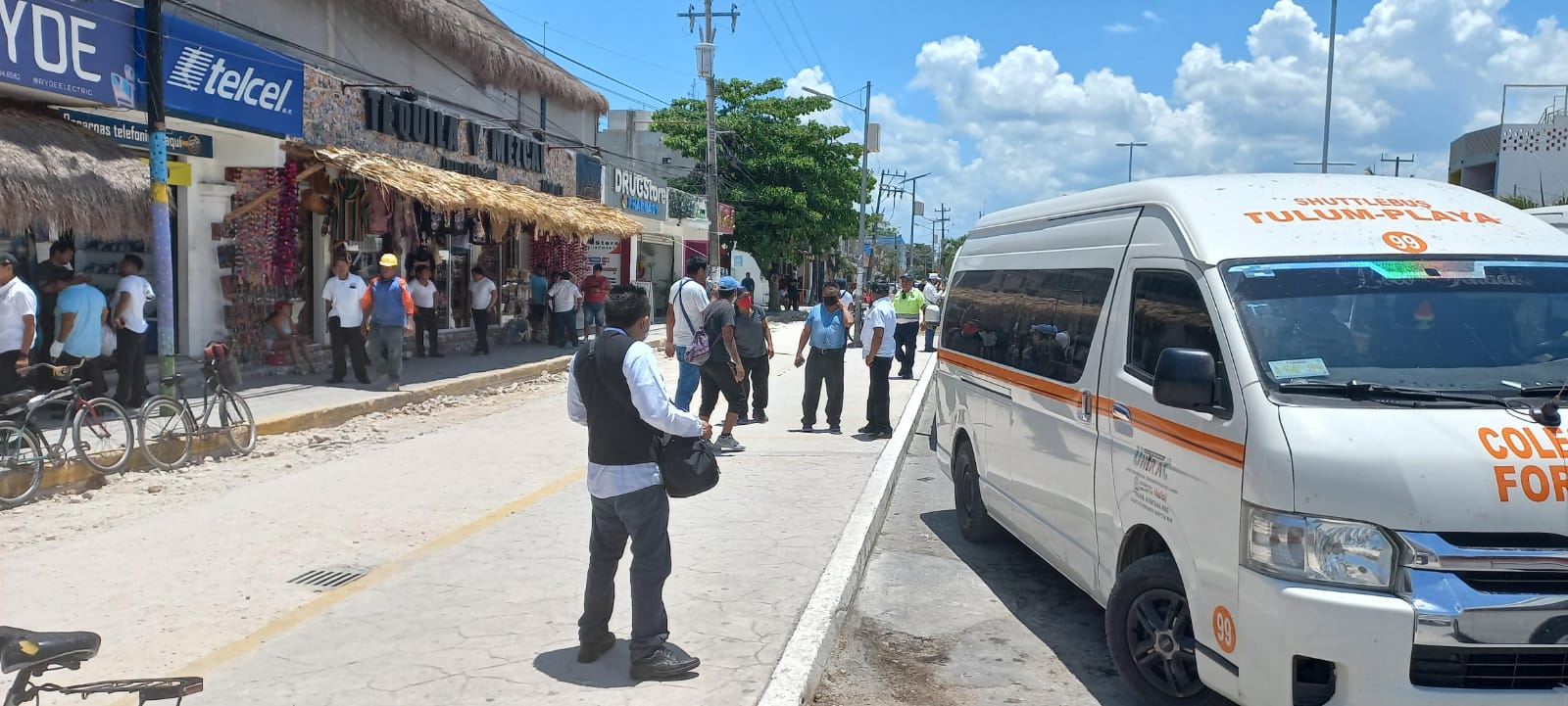 Aumento de vans foráneas genera conflicto sindical en la ruta Tulum-Playa del Carmen