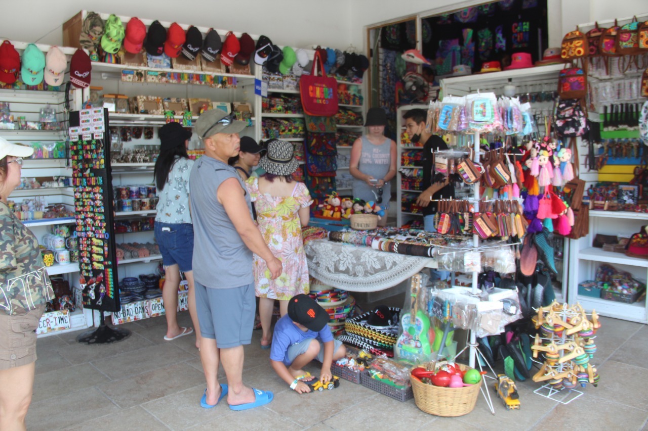 Pese a vacaciones, persisten bajas ventas en el mercado ‘Coral negro’ de Cancún