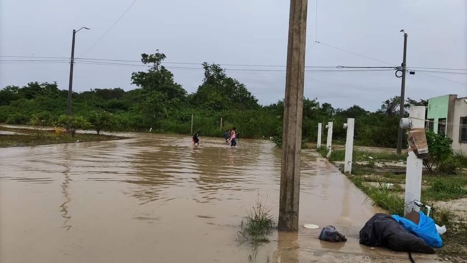 Cierran vialidades en Chetumal por lluvias intensas generadas por Onda Tropical 26