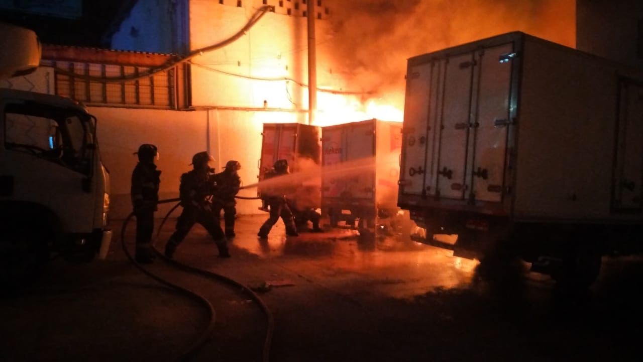 Incendio consume al menos cuatro camiones en un 'encierro' de Alfredo V. Bonfil