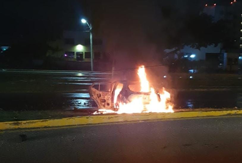 Arde auto en Blvd. Colosio en Cancún; hay 2 lesionados