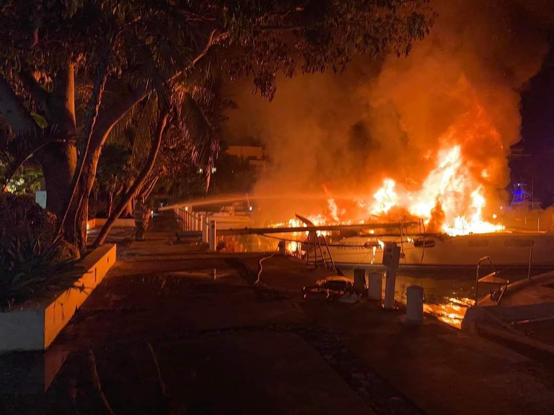 Incendian 2 catamaranes en muelle de Playa del Carmen