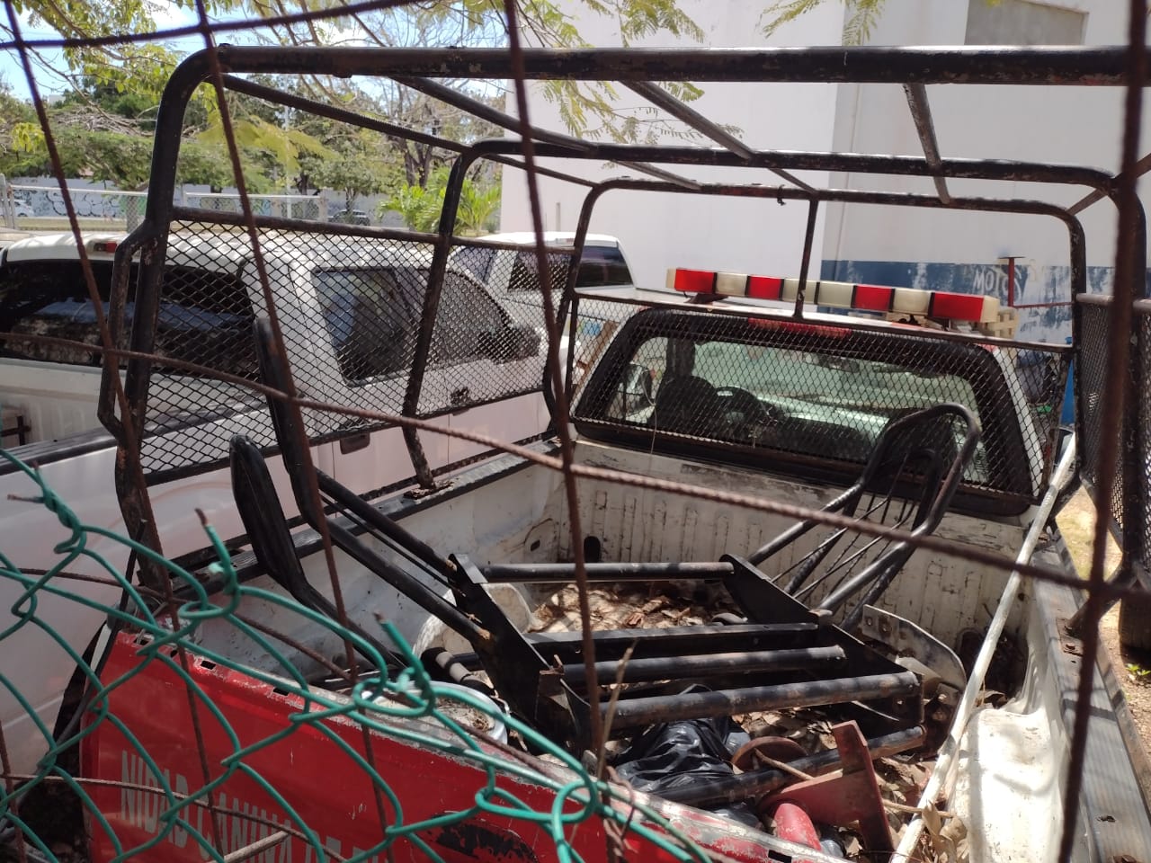 Crecen cementerios de autos oficiales abandonados en Cancún