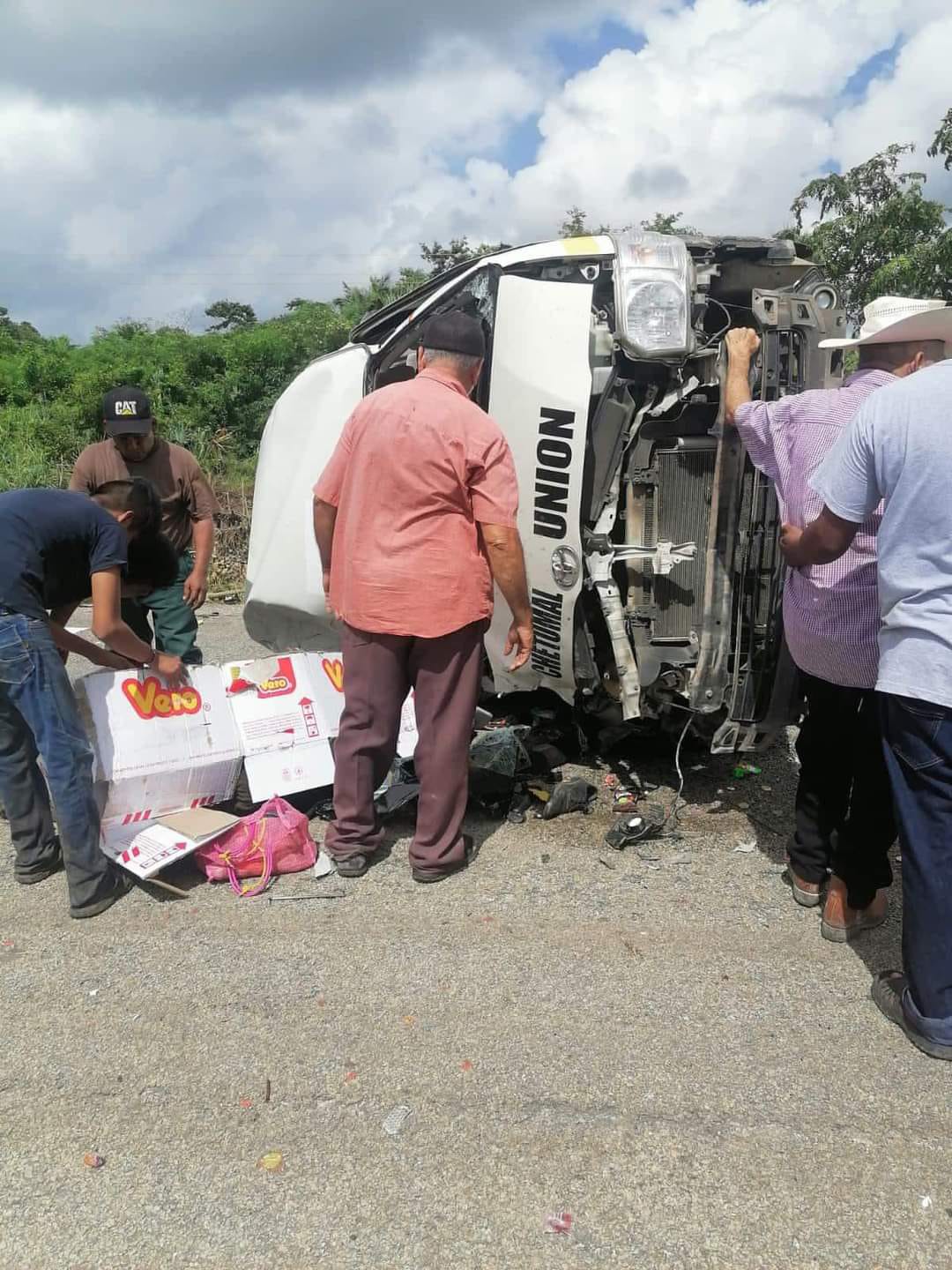 Nueve lesionados, saldo de accidente carretero entre combi y camioneta, en Othón P. Blanco
