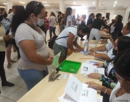 Entregan becas a 920 alumnos de secundaria en Cancún