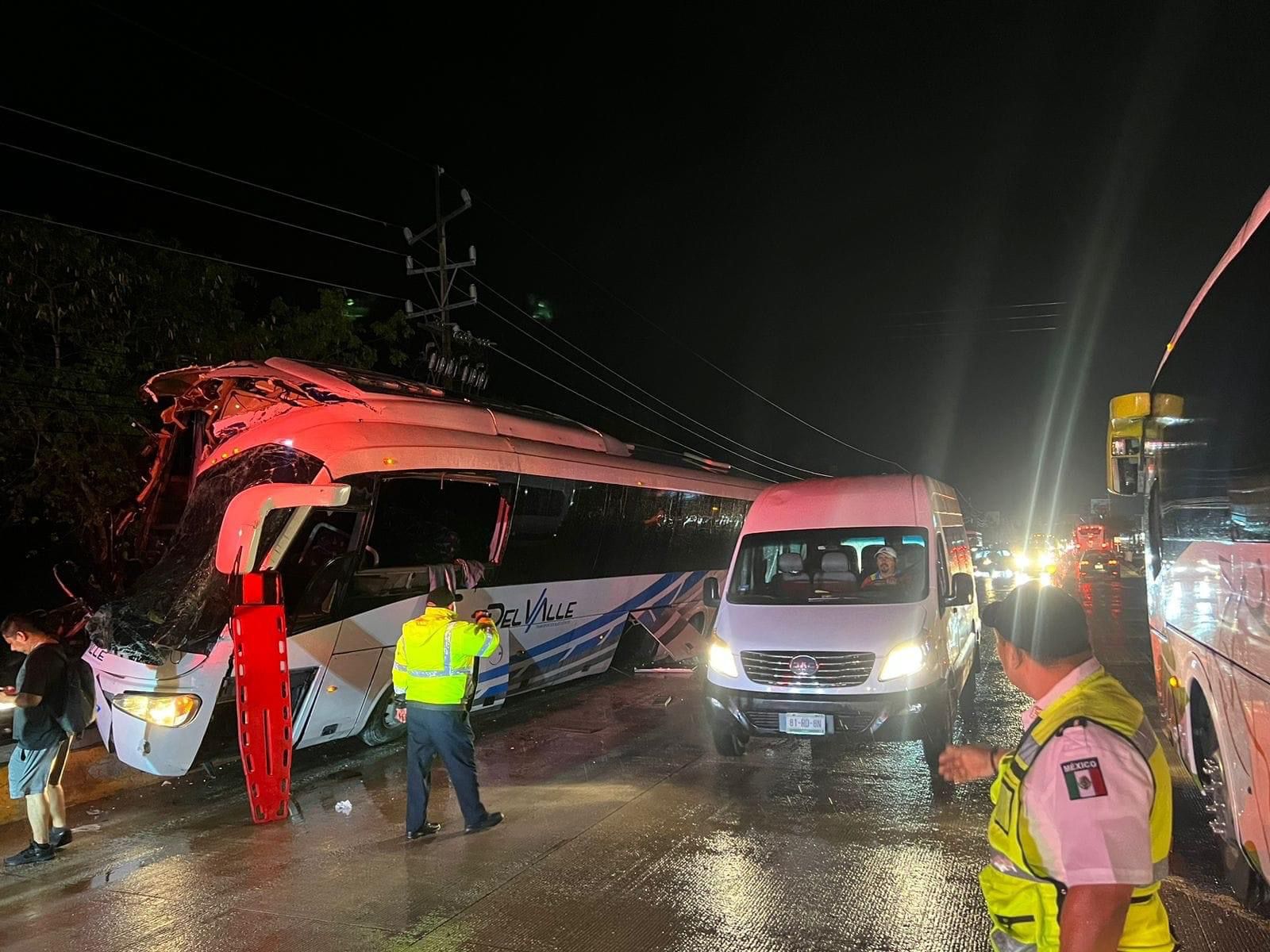 Choca autobús Del Valle en Cancún; hay 23 lesionados